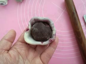 擀成圆片，包住豆沙蛋黄馅。