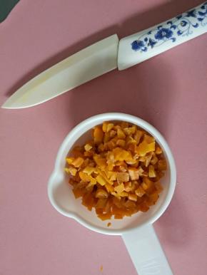 2.喏，这就是已经切成丁的芒果，有点粘手，耐心把它们一个个都分开。