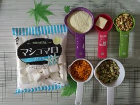 3.来，材料大集合，这里我只用了120克的棉花糖，一包无极岛棉花糖有180克，所以只取120克即可。