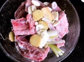 加入姜、蒜片和葱丝