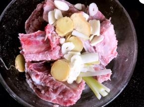 加入姜、蒜片和葱丝
