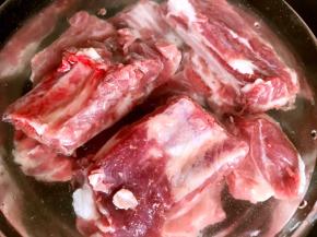 用清水浸泡一小时，以去血污