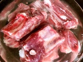 用清水浸泡一小时，以去血污