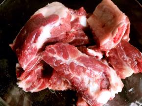 排骨洗净，砍成两寸长的段