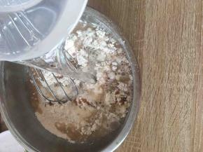 加入清水，搅拌均匀，形成细滑的面糊。