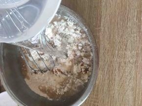 加入清水，搅拌均匀，形成细滑的面糊。