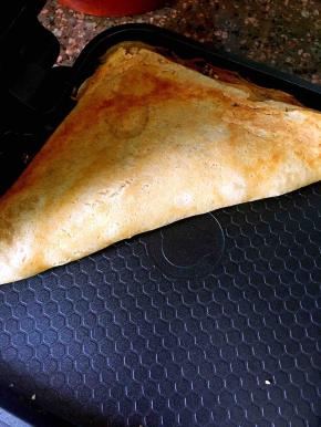 对折后再盖上盖子加热一至两分钟即可出锅。