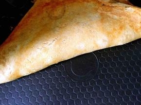 对折后再盖上盖子加热一至两分钟即可出锅。