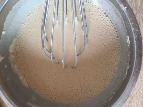 尽力搅拌，尽量让面糊中没有疙瘩。