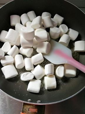 5.棉花糖120克倒入融化的黄油中，慢慢翻拌压拌，等它化成糖浆～