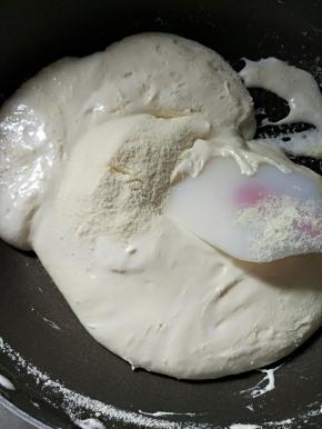 6.奶粉80克，不要一次性倒入糖浆中，分批次倒，一点点让奶粉化到糖浆中。