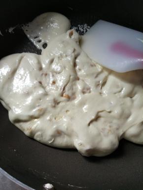 7.一次性倒入50克花生，翻拌均匀。