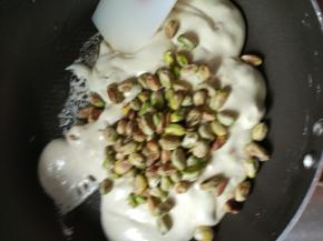 8.一次性倒入开心果，翻拌均匀。这里我是坚果分开翻拌的，当然你也可以混合以后一起倒入翻拌均匀，这个不是重点哈～