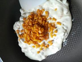 9.同样，一次性倒入芒果丁，翻拌均匀。这时候我已经把火关掉了，趁余热把芒果丁翻拌好。