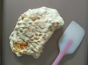 10.翻拌好的糖浆团倒入牛轧糖盘中，这里我用的是学厨的牛轧糖套装烤盘，小伙伴们也可以用28*28金盘，这个没事，只要是不粘烤盘就行。