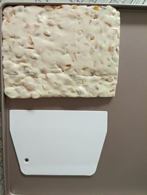 12.借助刮刀整形，我整成了方形，这次量做的不是很多，不过坚果和芒果丁的总重量已经超过棉花糖的重量，因为我喜欢吃料多的糖。