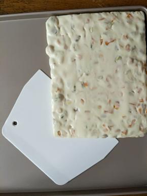 14.等糖凉透以后，用手指按下糖表面，软硬差不多了就开始切糖，一般我不喜欢等它太硬切，因为切不动，我等糖软硬刚好开始切，用锋利的菜刀，切～