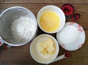 准备食材并称量备用，黄油提前软化到位