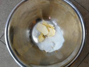 软化后的黄油加入糖粉和盐，搅打均匀后，用电动打蛋器低速打发