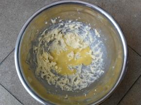 将蛋液分次加入打发后的黄油中，每次加入后用打蛋器搅打均匀后再加入下一次蛋液