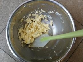 所有蛋液加入黄油后并搅打均匀的状态