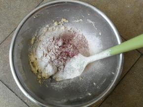 过筛加入低筋面粉和红曲粉