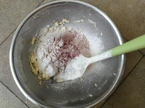 过筛加入低筋面粉和红曲粉