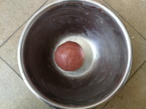 用刮刀压拌均匀后，再用手和成团，不要过度揉面，以免面团起筋，面团成团后装入保鲜袋放入冰箱冷藏半小时