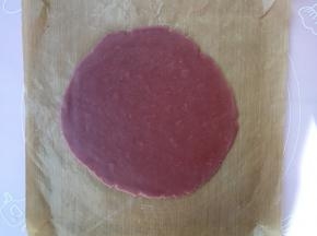 冷藏后的面团取出，放在油纸上，用擀面杖擀成厚约0.3cm的面片