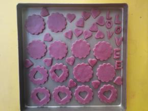 依次摆入烤盘，多余面片我用刀子随意刻出字母形状，应情人节的景，做了Love的字母形状