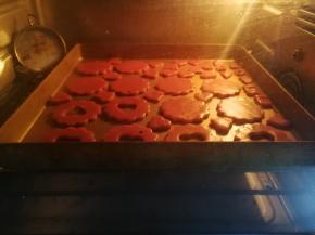 烤箱180度预热后，送入中层烘烤15分钟左右，小的爱心形状和字母形状的饼干烘烤时间不宜过长，记得中途取出