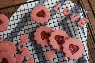 烘烤后取出放在晾凉架上晾凉