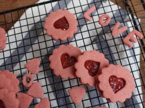 烘烤后取出放在晾凉架上晾凉