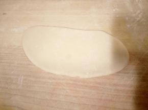 取一块稍微擀薄一些