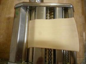 我用压面机压出想要的厚度，没有压面机也可以用擀面杖