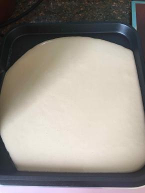 电饼铛薄薄的刷一层油，预热后舀几勺面糊放入。没有电饼铛用不粘锅的平底煎锅小火煎也可以的。