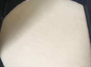 电饼铛薄薄的刷一层油，预热后舀几勺面糊放入。没有电饼铛用不粘锅的平底煎锅小火煎也可以的。