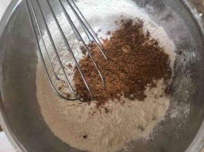 将面粉、泡打粉、小苏打、白糖、黑糖混合均匀。