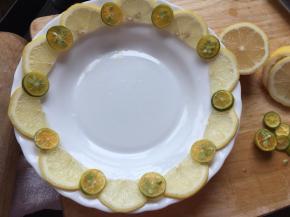 柠檬切成薄片，对半切开，铺在盘边缘，青桔切成薄片码放在柠檬的衔接处y