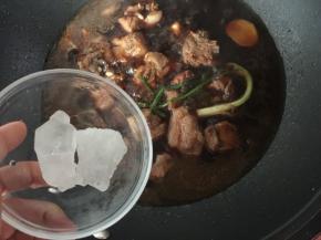 烧开后放入冰糖，然后转小火烧40分钟