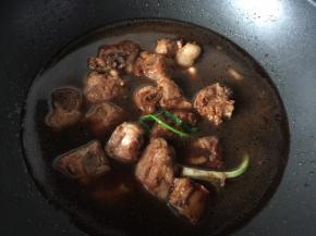 然后加入适量清水烧开