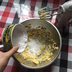 打发黄油，分3次加入糖粉打发，打发至颜色变浅，体积变大，轻盈羽毛状态