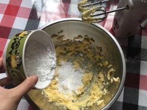 打发黄油，分3次加入糖粉打发，打发至颜色变浅，体积变大，轻盈羽毛状态