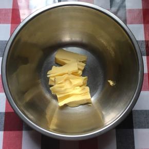 黄油室温软化，手指轻按可以出坑