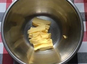 黄油室温软化，手指轻按可以出坑