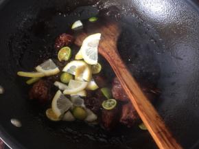 收汁后加入柠檬和青桔翻炒均匀即可