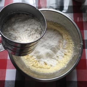 分3次筛入低筋面粉和盐，并搅拌均匀