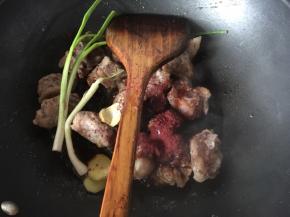 然后放入生抽、老抽、葱姜料酒、蚝油、盐、姜片、葱、红曲米粉