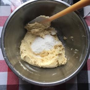 入椰蓉，混合均匀，再滴入几滴朗姆酒