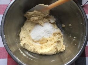 入椰蓉，混合均匀，再滴入几滴朗姆酒